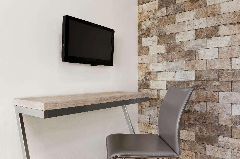 هتل Days Inn By Wyndham Sarnia Harbourfront