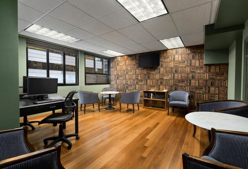 فندق Days Inn By Wyndham Vancouver Downtown