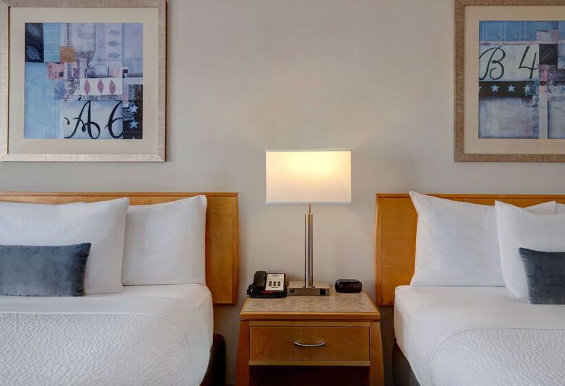هتل Days Inn By Wyndham Victoria Airport Sidney