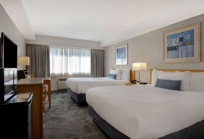 هتل Days Inn By Wyndham Victoria Airport Sidney