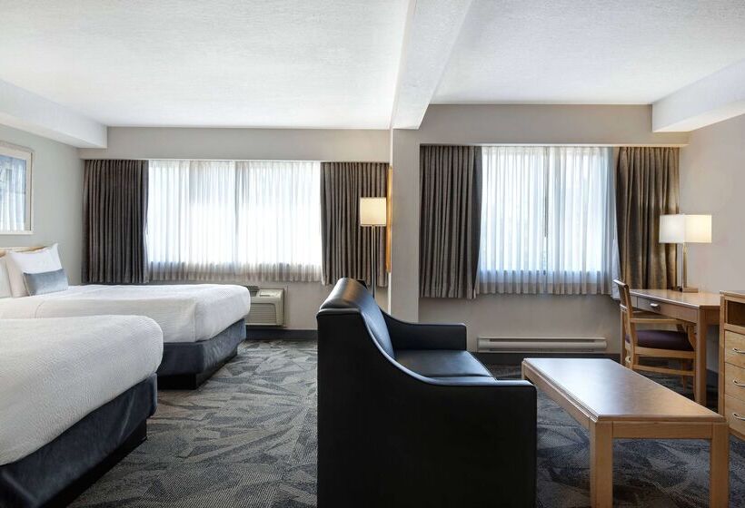 هتل Days Inn By Wyndham Victoria Airport Sidney
