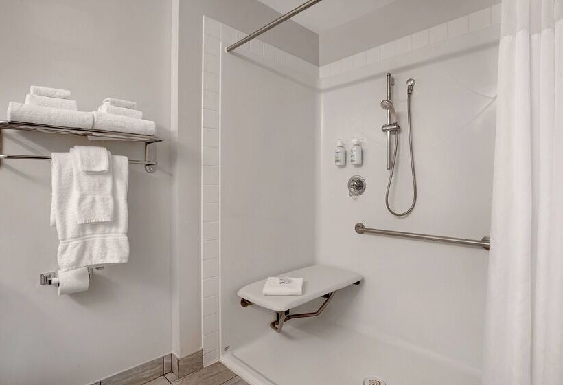 هتل Days Inn By Wyndham Victoria Airport Sidney