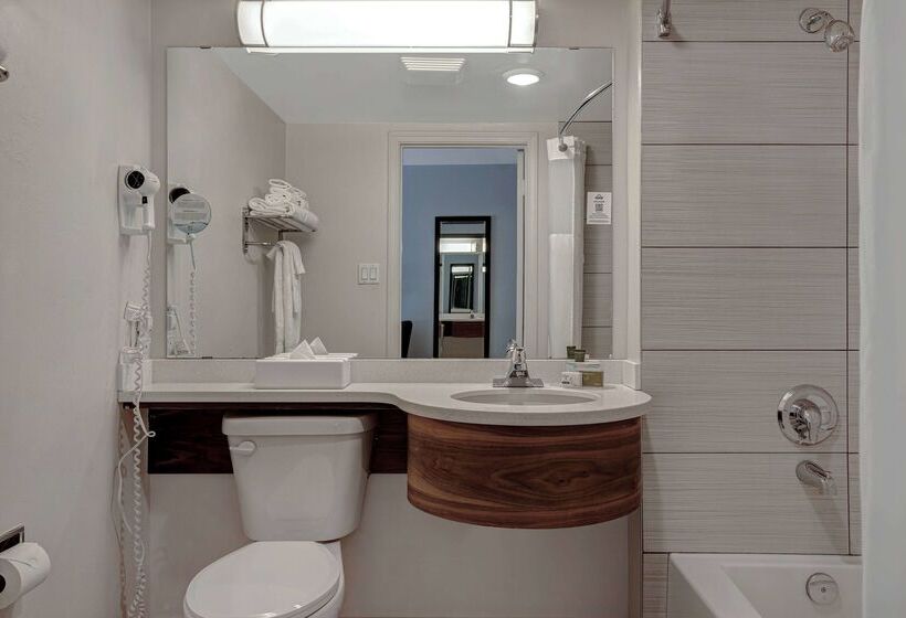هتل Days Inn By Wyndham Victoria Airport Sidney