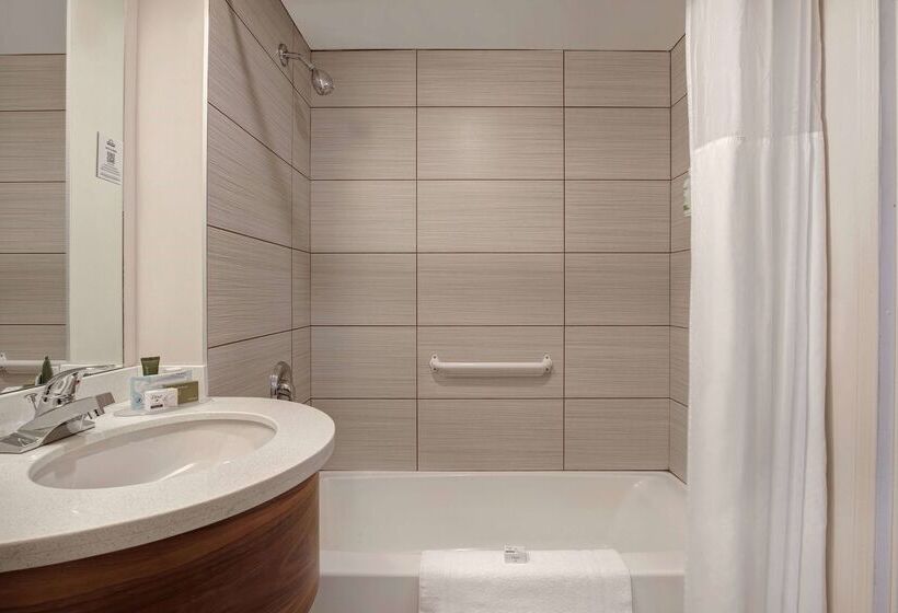 هتل Days Inn By Wyndham Victoria Airport Sidney