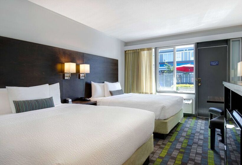 هتل Days Inn By Wyndham Victoria Airport Sidney