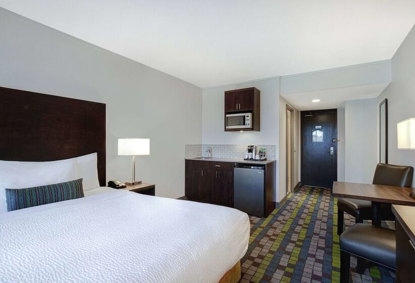 هتل Days Inn By Wyndham Victoria Airport Sidney