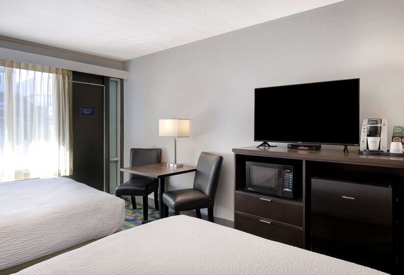 هتل Days Inn By Wyndham Victoria Airport Sidney