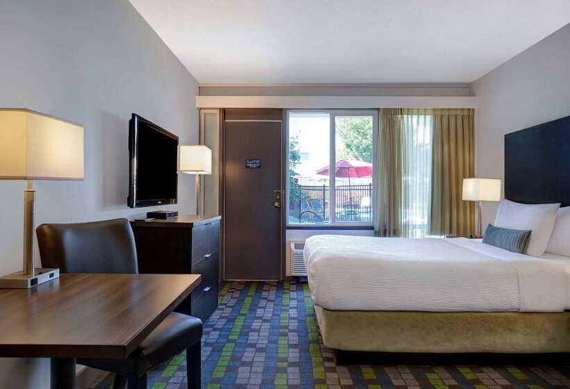هتل Days Inn By Wyndham Victoria Airport Sidney