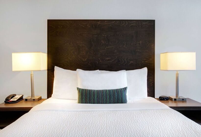 هتل Days Inn By Wyndham Victoria Airport Sidney