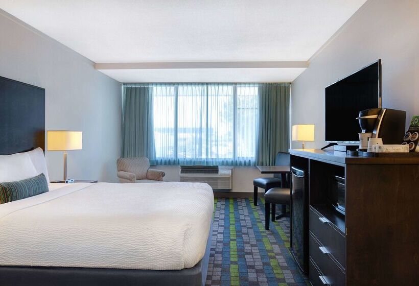 هتل Days Inn By Wyndham Victoria Airport Sidney