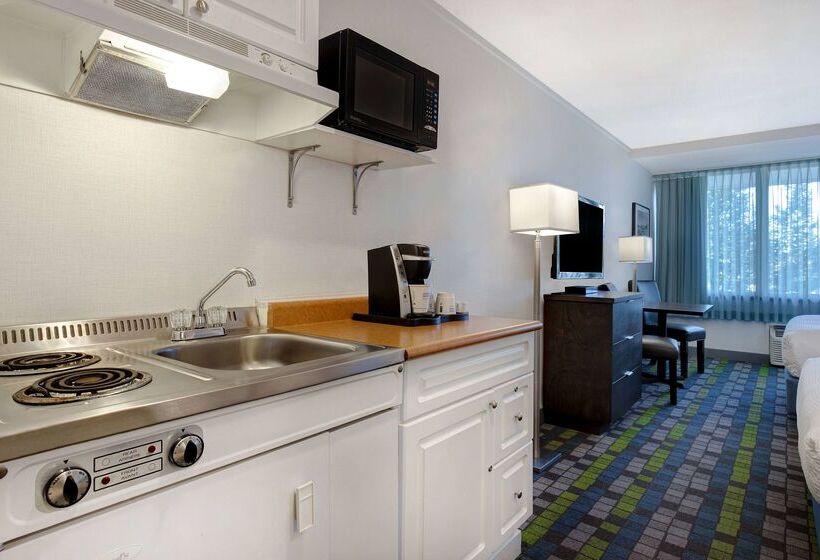 هتل Days Inn By Wyndham Victoria Airport Sidney