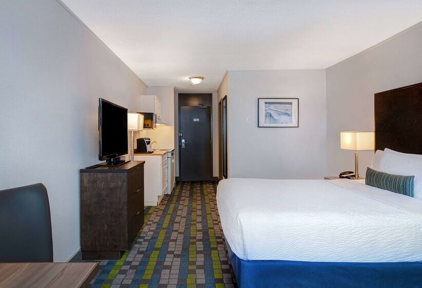 هتل Days Inn By Wyndham Victoria Airport Sidney