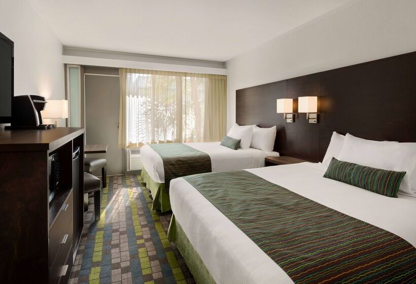 هتل Days Inn By Wyndham Victoria Airport Sidney