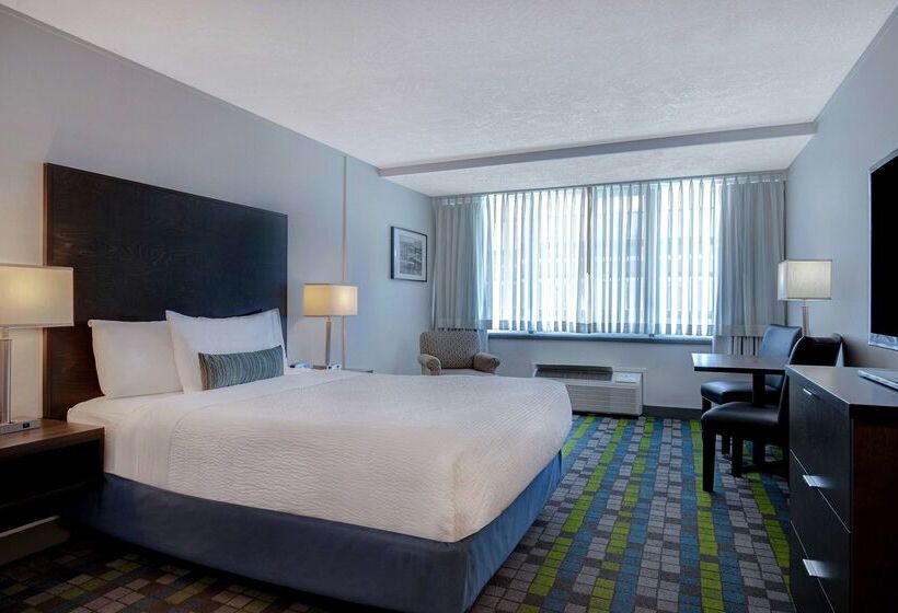 هتل Days Inn By Wyndham Victoria Airport Sidney