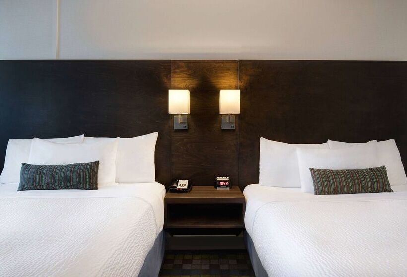 هتل Days Inn By Wyndham Victoria Airport Sidney