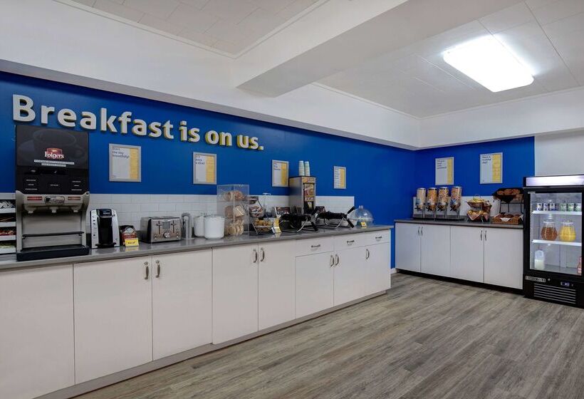 هتل Days Inn By Wyndham Victoria Airport Sidney