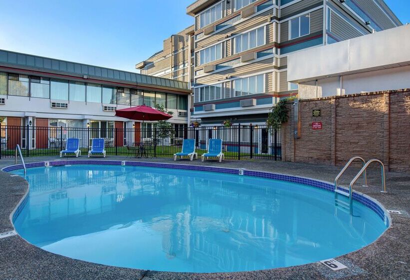 هتل Days Inn By Wyndham Victoria Airport Sidney