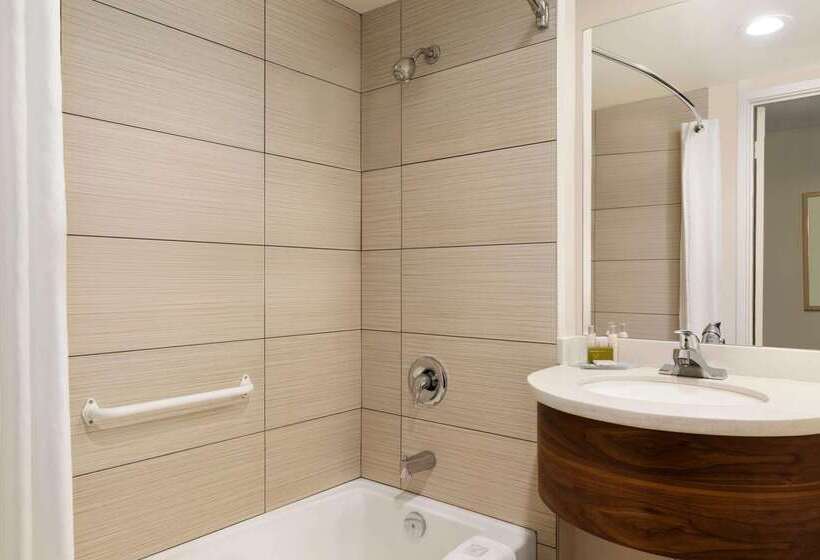 هتل Days Inn By Wyndham Victoria Airport Sidney