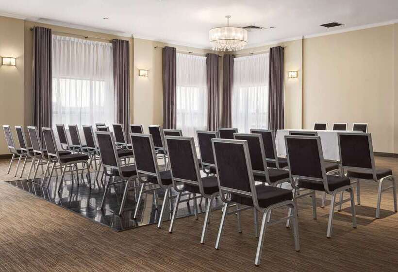هتل Days Inn & Conference Centre By Wyndham Montreal Airport