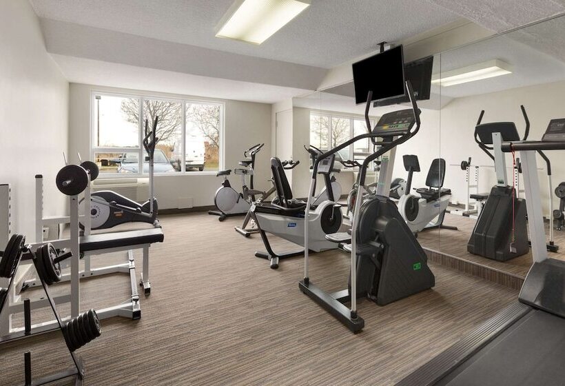 هتل Days Inn & Conference Centre By Wyndham Montreal Airport
