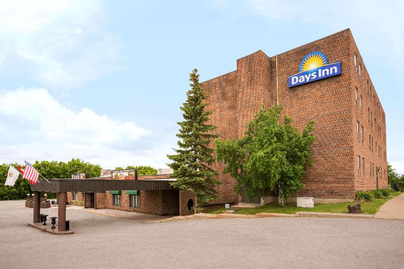 בית מלון כפרי Days Inn By Wyndham Renfrew Conference Centre
