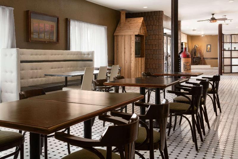 בית מלון כפרי Days Inn By Wyndham Renfrew Conference Centre