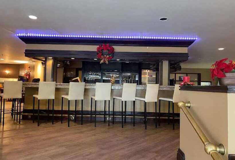 Отель Days Inn By Wyndham Renfrew Conference Centre