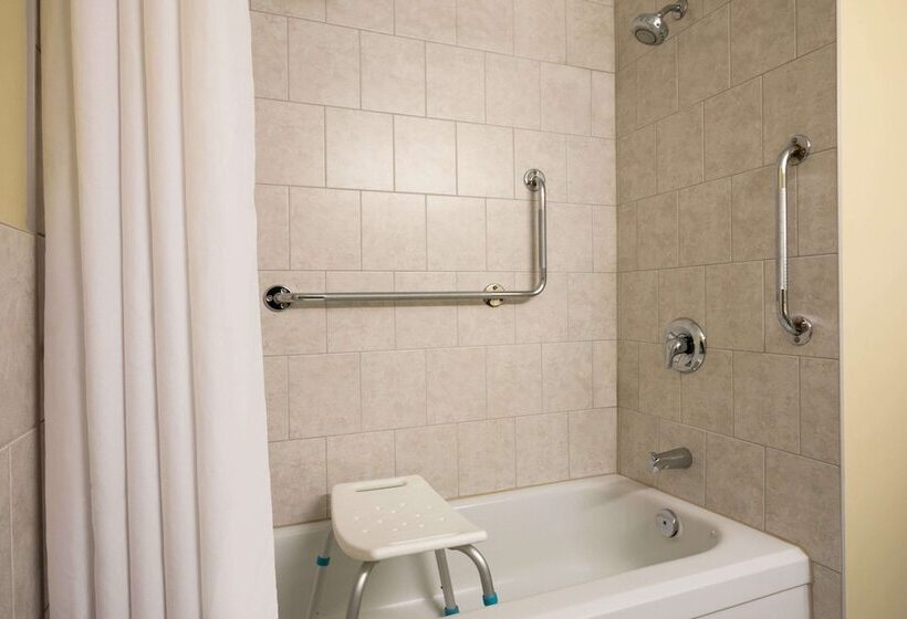 בית מלון כפרי Days Inn By Wyndham Renfrew Conference Centre