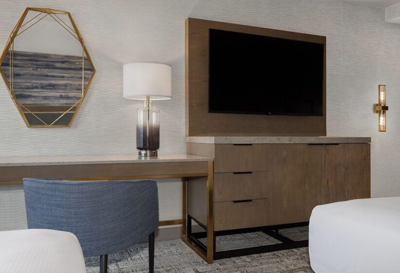 هتل Doubletree By Hilton Kingston