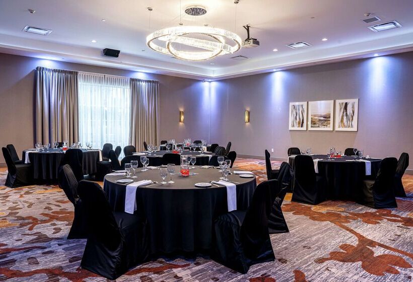 هتل Doubletree By Hilton Kitchener