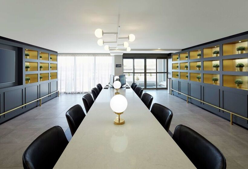 هتل DoubleTree by Hilton Montreal Airport