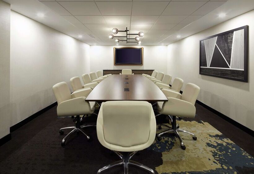 هتل DoubleTree by Hilton Montreal Airport