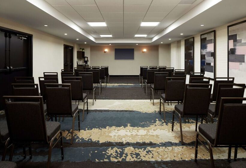 هتل DoubleTree by Hilton Montreal Airport