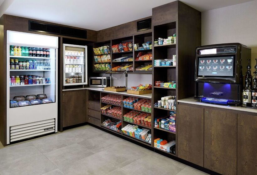هتل DoubleTree by Hilton Montreal Airport