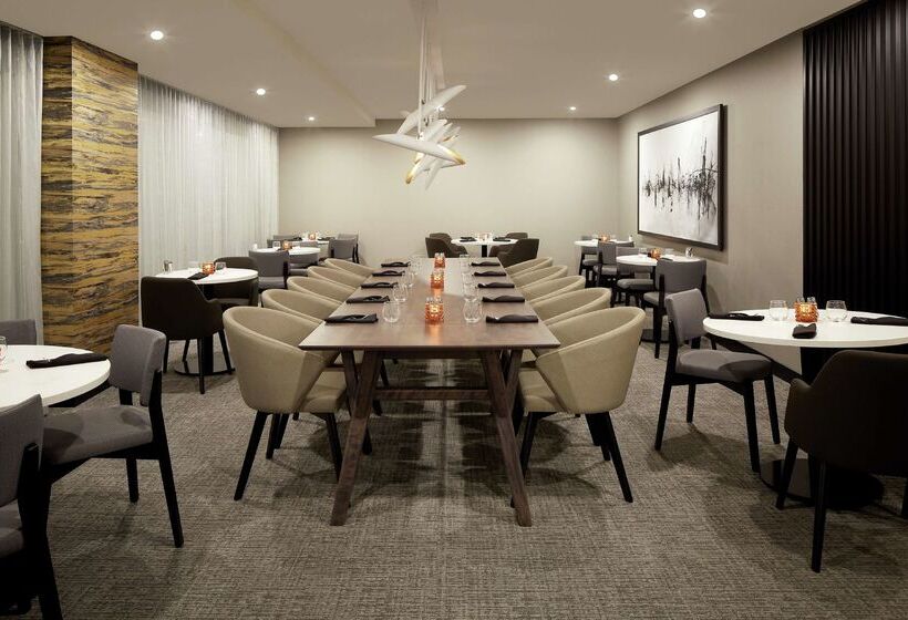 هتل DoubleTree by Hilton Montreal Airport