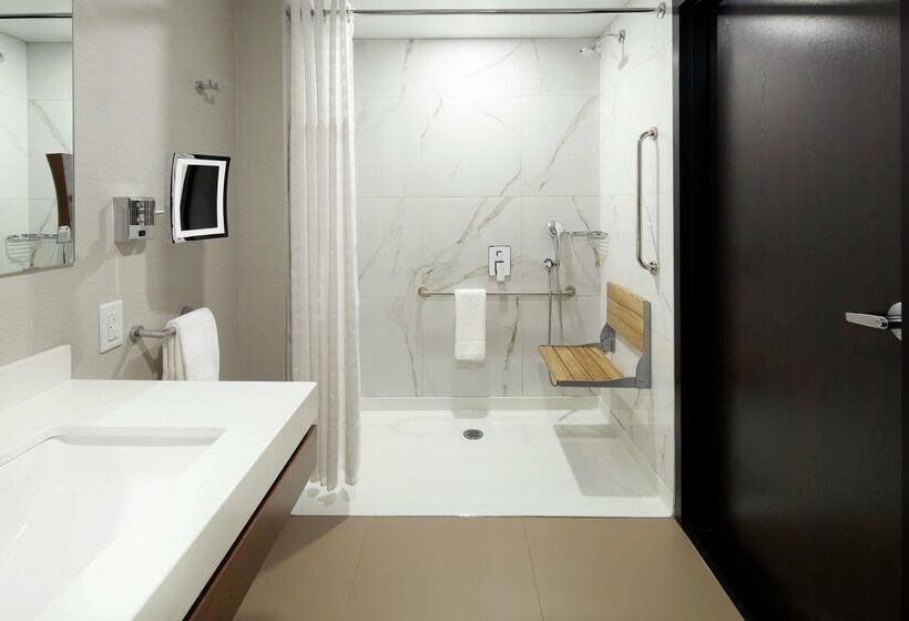 هتل DoubleTree by Hilton Montreal Airport