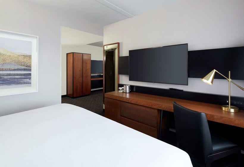 فندق DoubleTree by Hilton Montreal Airport