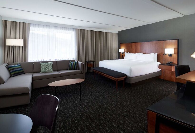 هتل DoubleTree by Hilton Montreal Airport