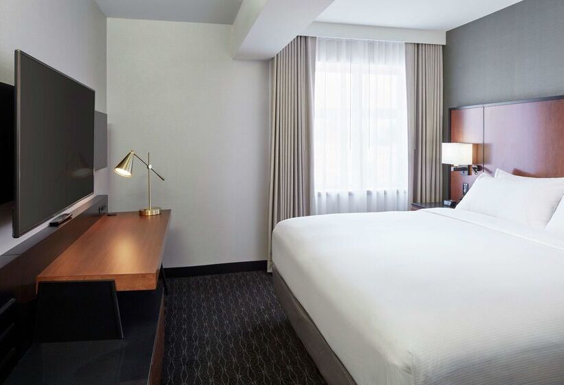 هتل DoubleTree by Hilton Montreal Airport