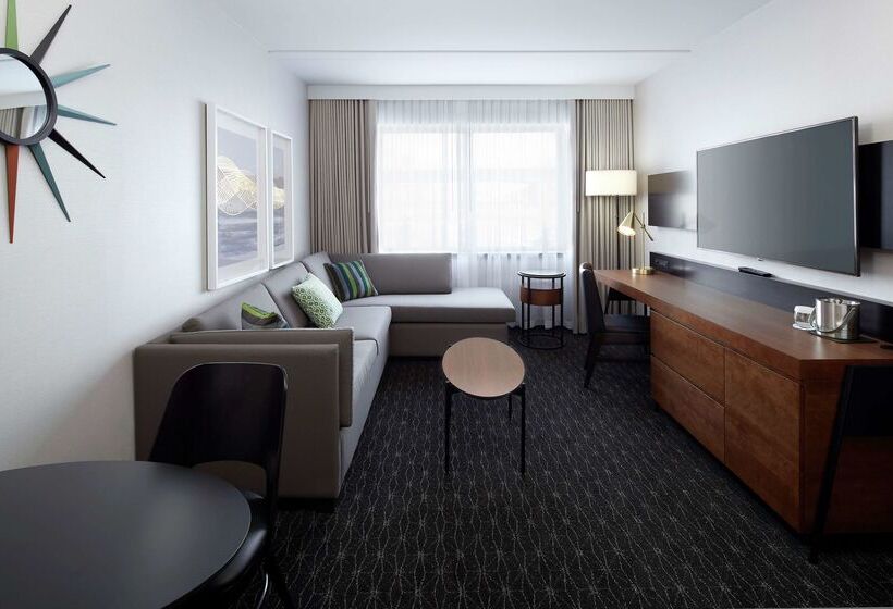 هتل DoubleTree by Hilton Montreal Airport