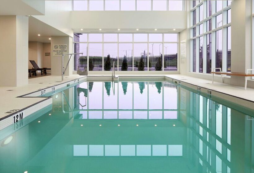 هتل DoubleTree by Hilton Montreal Airport