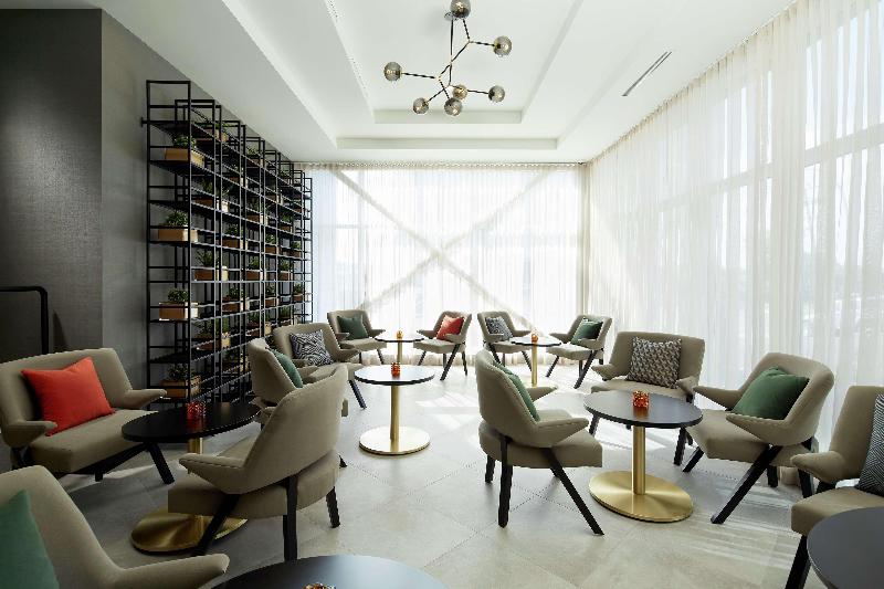 هتل DoubleTree by Hilton Montreal Airport