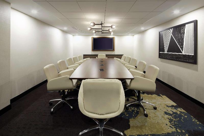 هتل DoubleTree by Hilton Montreal Airport