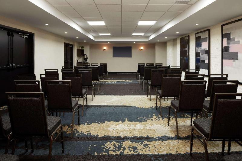 هتل DoubleTree by Hilton Montreal Airport