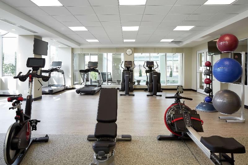 هتل DoubleTree by Hilton Montreal Airport