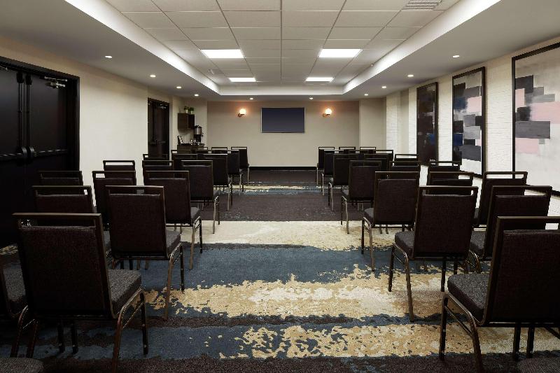 هتل DoubleTree by Hilton Montreal Airport