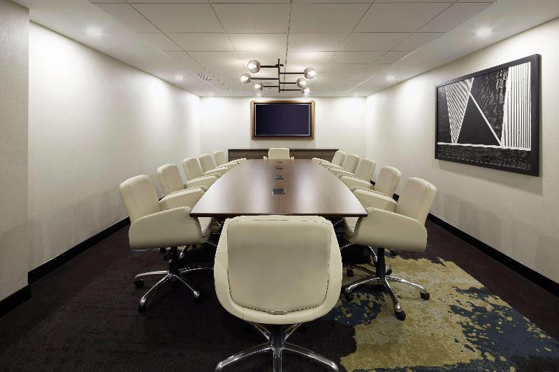 هتل DoubleTree by Hilton Montreal Airport