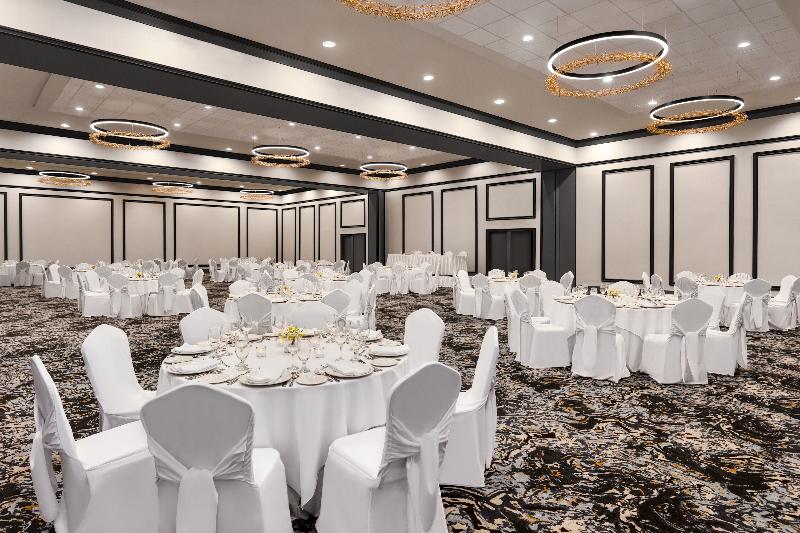 هتل Doubletree By Hilton Pointe Claire Montreal Airport West