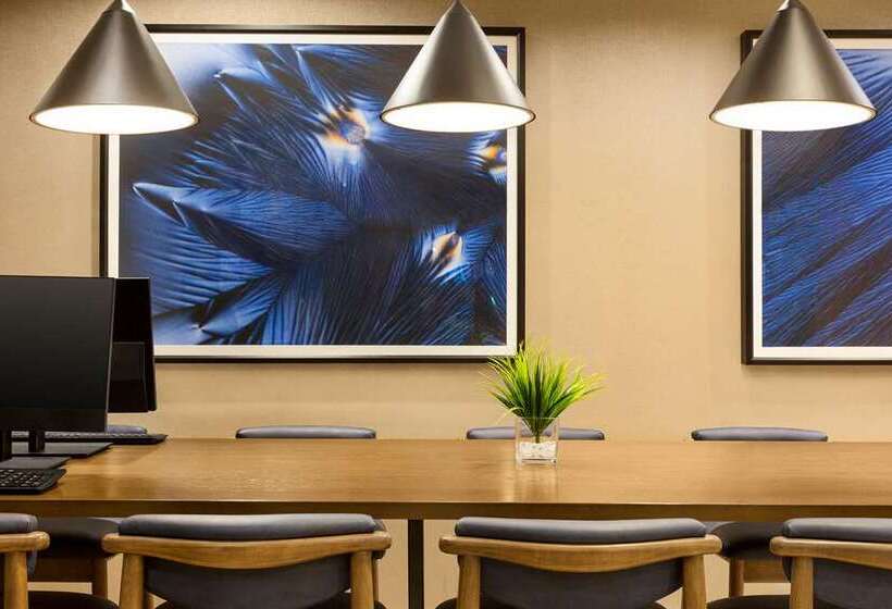 هتل Doubletree By Hilton Pointe Claire Montreal Airport West