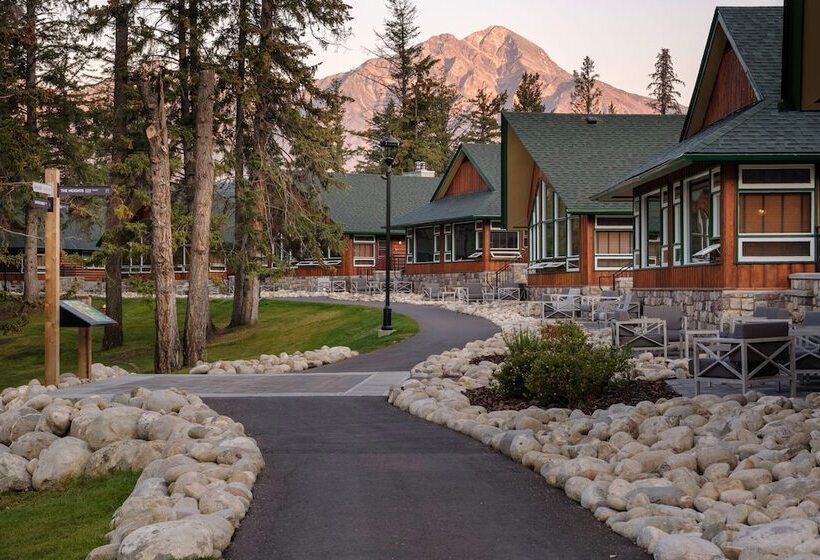 هتل Fairmont Jasper Park Lodge